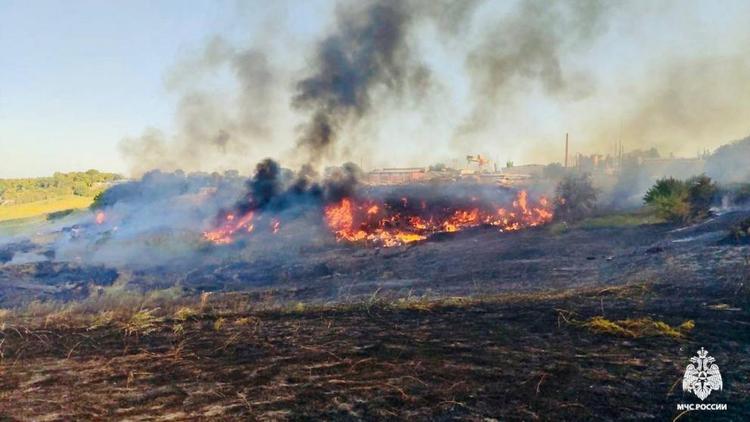 Крупный пожар тушат в районе Старомарьевского шоссе на Ставрополье