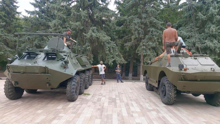 Военную технику установили в новом сквере в Иноземцево