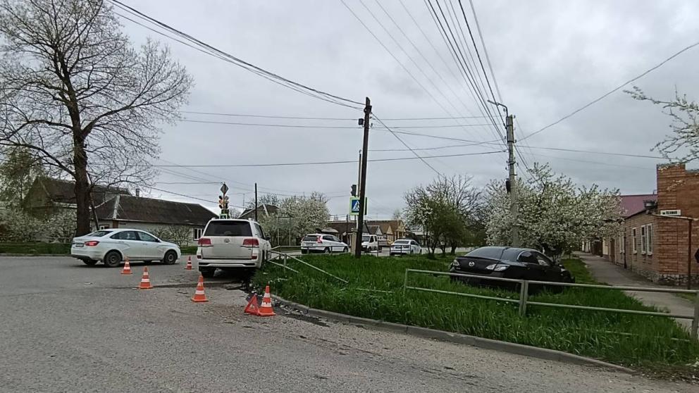 В Георгиевске из-за нарушения правил проезда перекрёстка пострадали 2 человека
