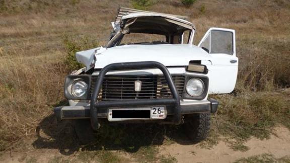 На Ставрополье «Нива» столкнулась с железнодорожным локомотивом, два человека пострадали