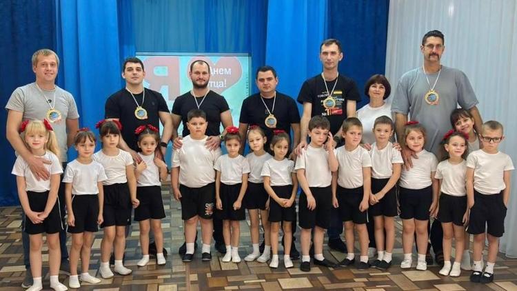 Ставропольские школьники подарили папам праздник