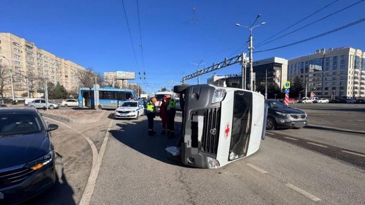 Скорая помощь столкнулась с маршруткой в Ставрополе