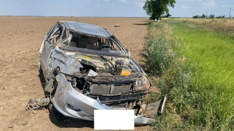 В Будённовском округе перевернулся автомобиль: 2 человека пострадали