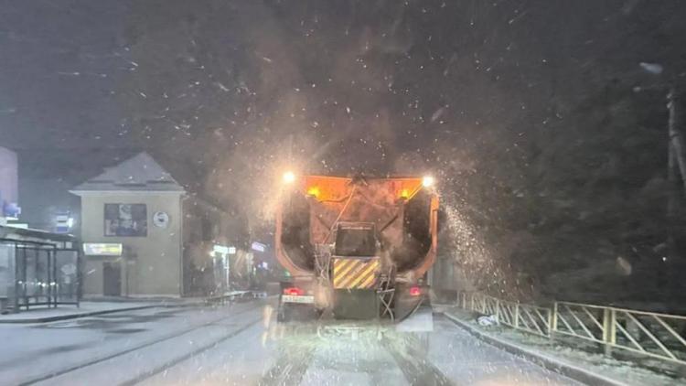 В Будённовском округе оперативно отреагировали на ночной снегопад
