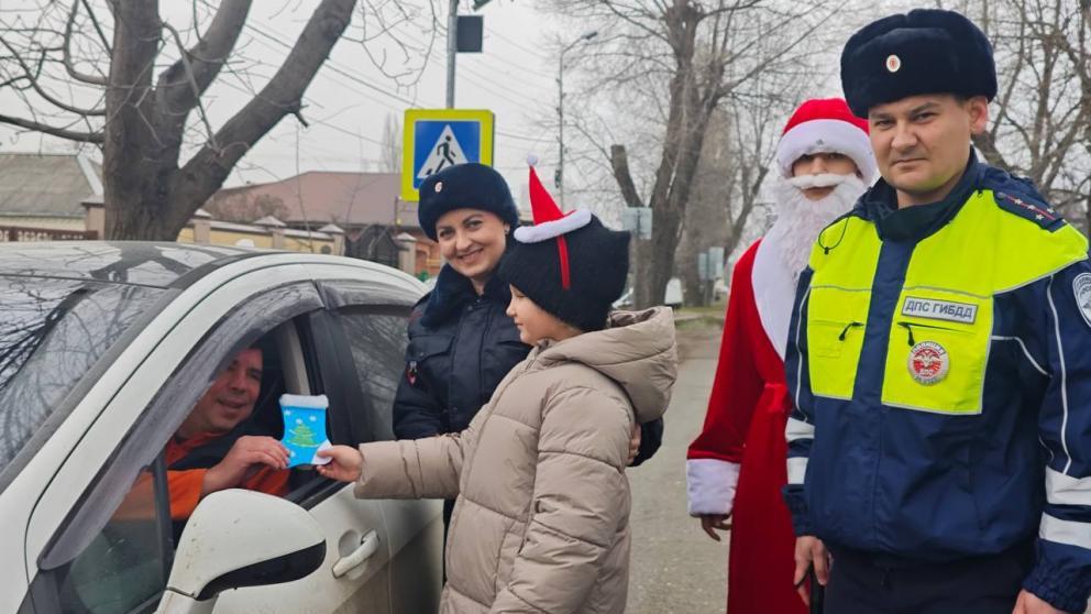 В Пятигорске школьники и полицейские поздравили водителей с праздником