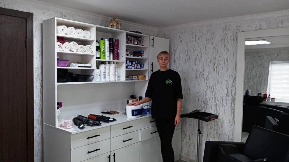 В станице Зольской парикмахер открыла бизнес благодаря соцконтракту