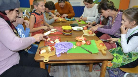 В Невинномысске малыши, а также их мамы и бабушки овладели искусством карвинга