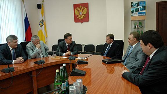 Эффективность использования объектов федеральной собственности Ставрополья В.Гаевский обсудил с Ю.Петровым
