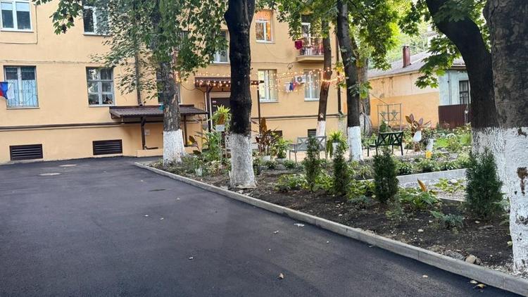 В Кисловодске уложили новый асфальт во дворе, что победил в городском конкурсе
