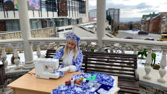 В Железноводске Снегурочка сшила защитные маски для помощников Деда Мороза