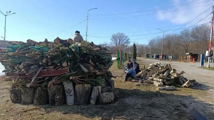 В Ессентуках примут новогодние ёлки для крещенского костра