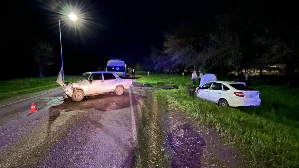 В Кочубеевском округе столкнулись 2 автомобиля: 1 человек пострадал