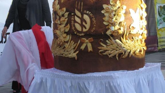 В Книгу рекордов Гинесса занесен каравай в 243 кг, испеченный в Пятигорске