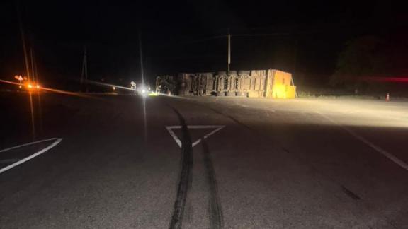 В Арзгирском округе перевернулся грузовик: пострадал водитель