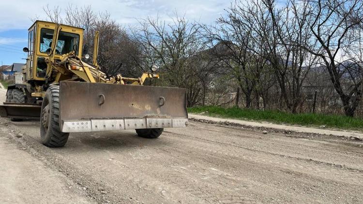 В станице Ессентукой приступили к ремонту сразу трёх дорог