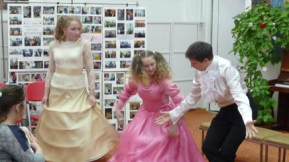 В библиотеке Светлограда провели театральный праздник «Весь мир - театр, а люди в нем актеры»