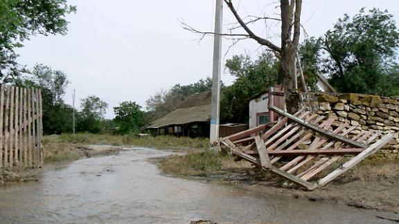 Жители пострадавших от наводнения поселков Ставрополья получают материальную помощь