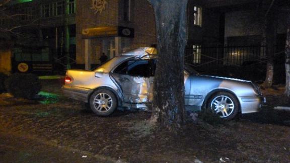 В Невинномысске иномарка врезалась в дерево, пострадали четыре человека