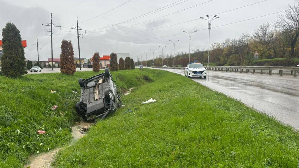 В Пятигорске в перевернувшемся автомобиле пострадала женщина