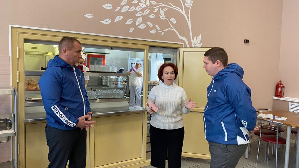 «Единая Россия» и Совет отцов проверили школьную столовую в Ставрополе