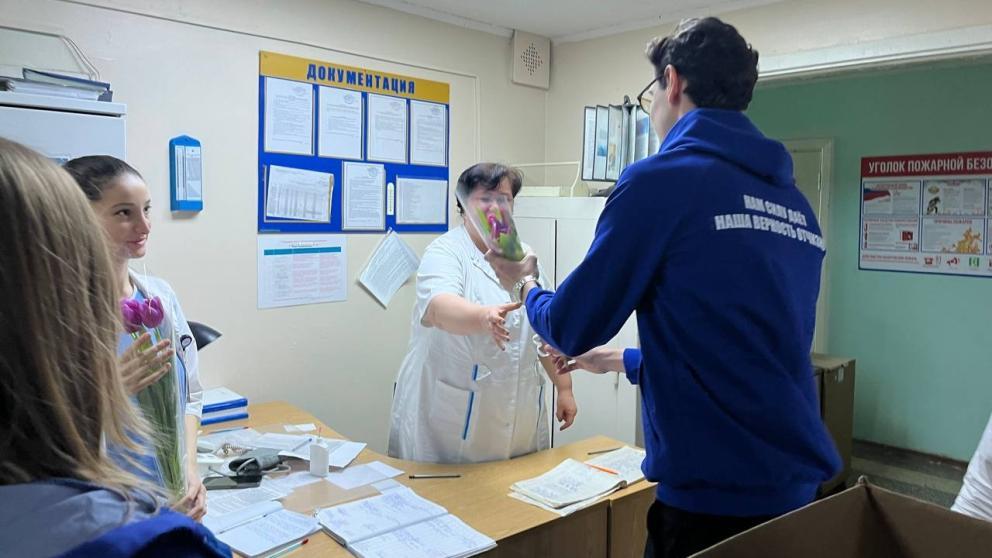 Молодогвардейцы «Единой России» поздравили военнослужащих женщин с 8 Марта 