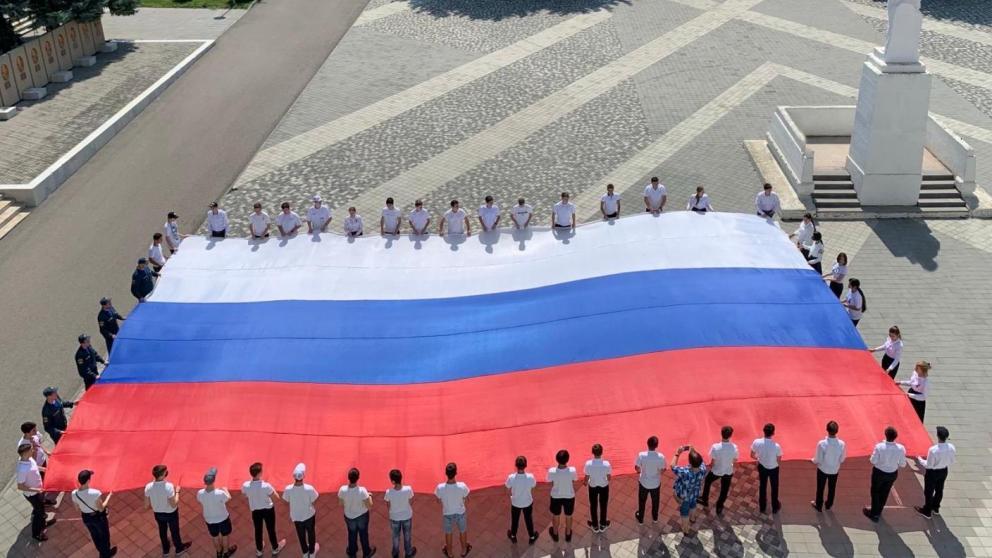 В Предгорном округе Ставрополья развернули флаг России площадью 40 квадратных метров