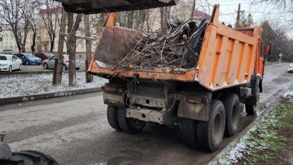 В Ессентуках продолжается уборка парков и скверов