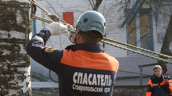 В Ставрополе спасатели спустили пьяного хулигана с высоты 3 этажа бывшего кинотеатра «Экран»