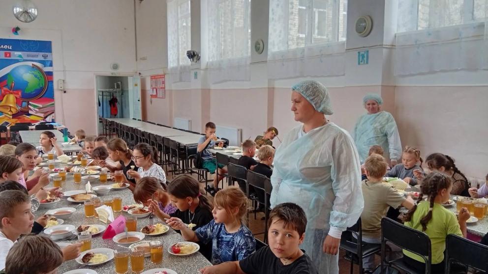 В Кировском округе провели проверку в пришкольных лагерях