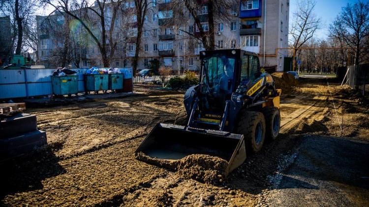 В Невинномысске завершаются дорожные работы возле образовательных учреждений