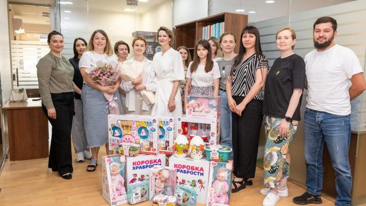 В Ставрополе онкобольным детям подарили игрушки для коробки храбрости
