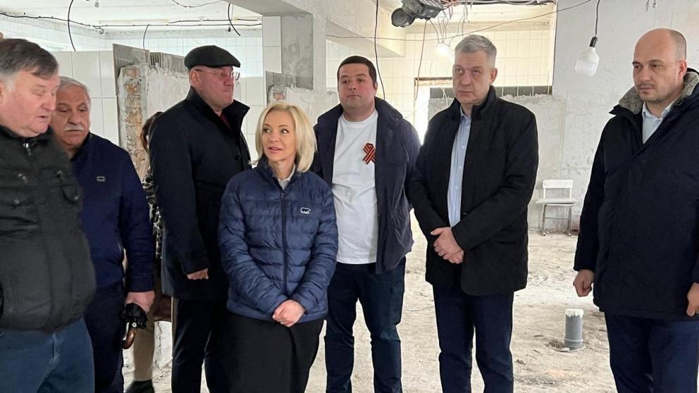 Депутаты Госдумы РФ осмотрели капремонт школы в Ессентуках 