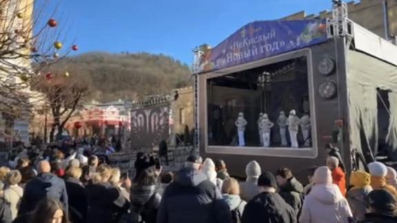 В Кисловодске работает шестиметровый новогодний телевизор 