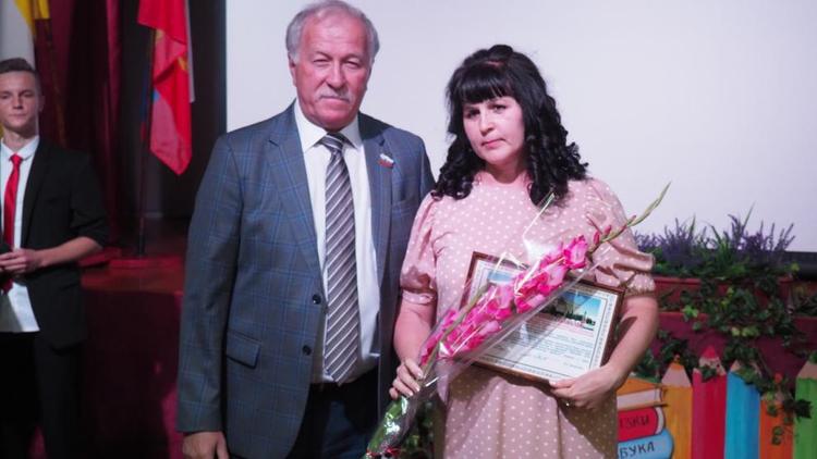 Николай Великдань наградил лучших педагогов Ипатовского округа