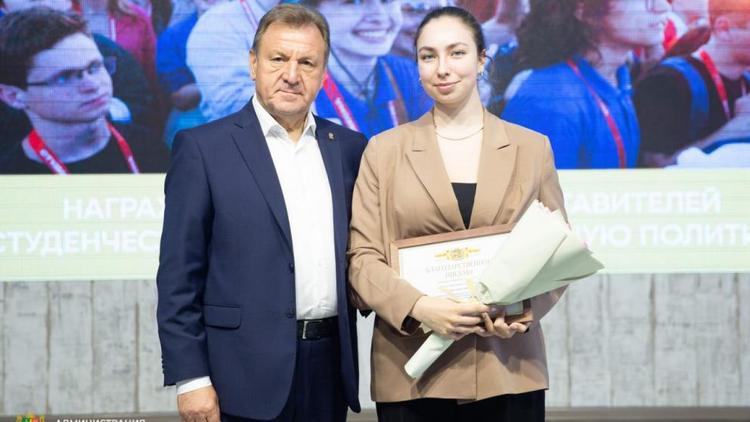 Глава Ставрополя вручил награды студентам ко Дню молодёжи