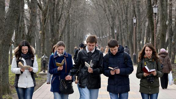 В День чтения декламировали любимые произведения на проспекте Карла Маркса Ставрополя