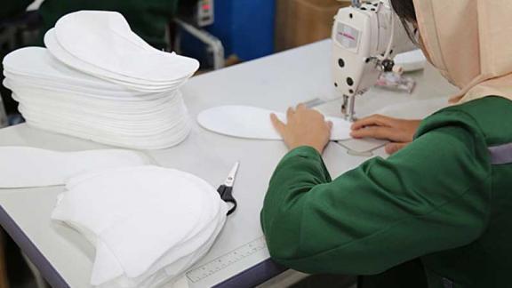 Заключённые женской колонии в Зеленокумске шьют тапки и делают магнитики