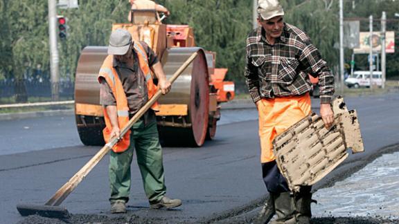 В Кисловодске на улице Калинина подрядчик меняет асфальт, уложенный под дождём