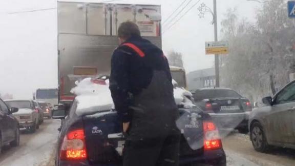 Житель Ставрополя показал, что в непогоду можно совершать добрые поступки