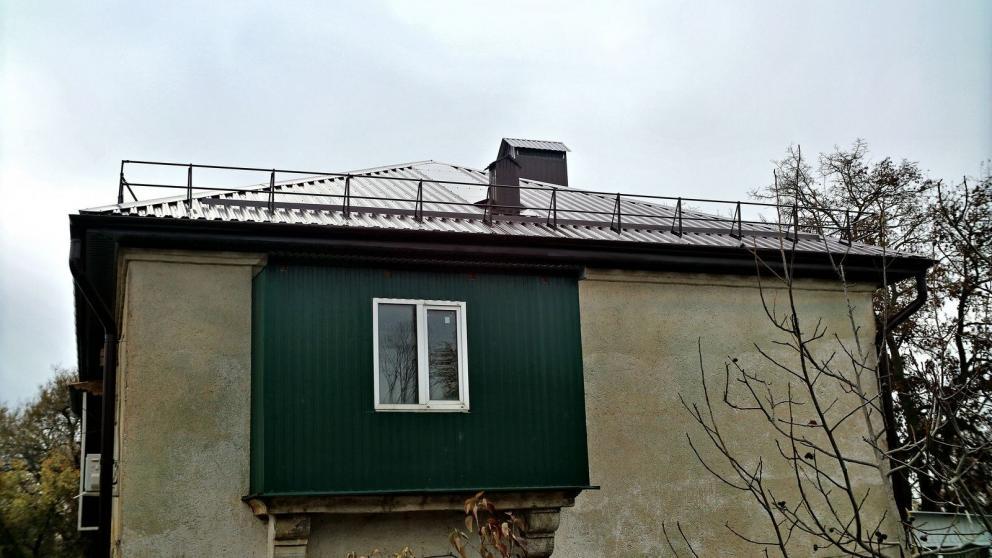 Двухэтажный дом на улице Красной в селе Курсавка получил новую шатровую крышу