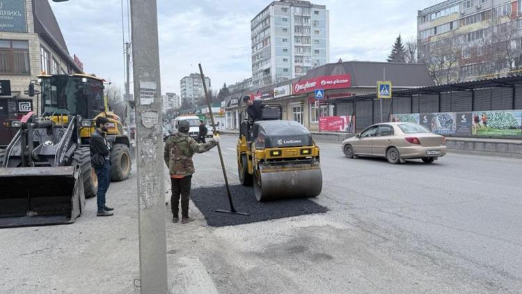 В Ессентуках продолжается ямочный ремонт дорог