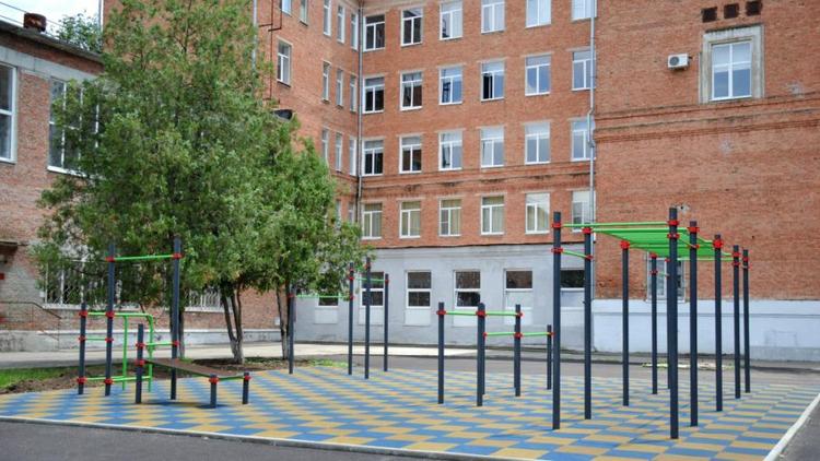 В невинномысском лицее оборудуют футбольное поле и воркаут-площадку