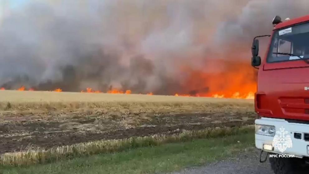 Крупный пожар потушили на поле в Грачёвском округе Ставрополья