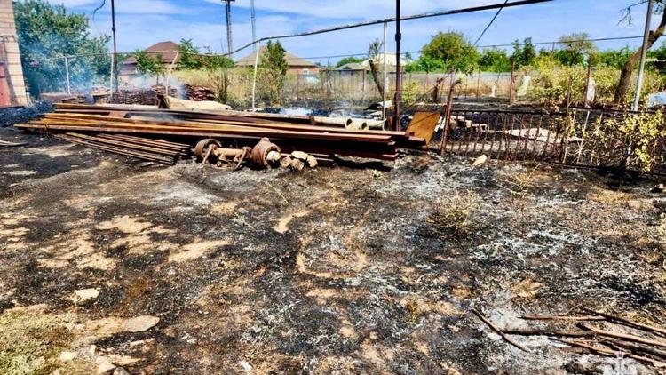 В Ипатово произошёл пожар из-за соприкосновения газонокосилки с камнем