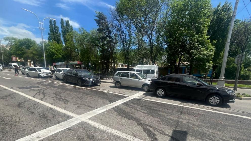 Сразу пять автомобилей столкнулись в Пятигорске