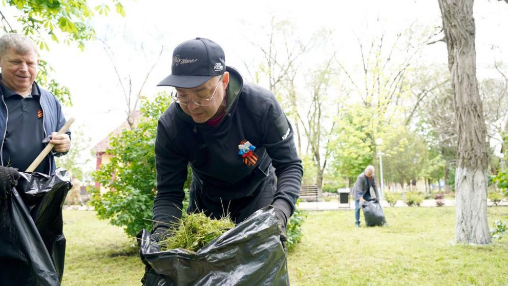 Губернатор Владимиров присоединился к субботнику в селе Кочубеевском
