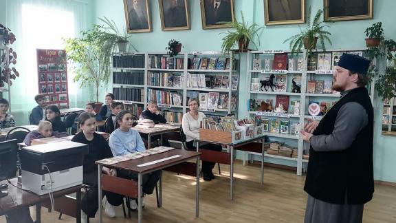 Настоятель храма в станице Темнолесской разъяснил школьникам хорошие и плохие стороны интернета