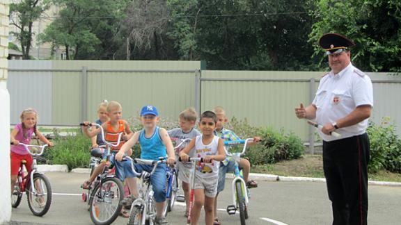 Дошколята в помощью сотрудников ГИБДД провели велопробег