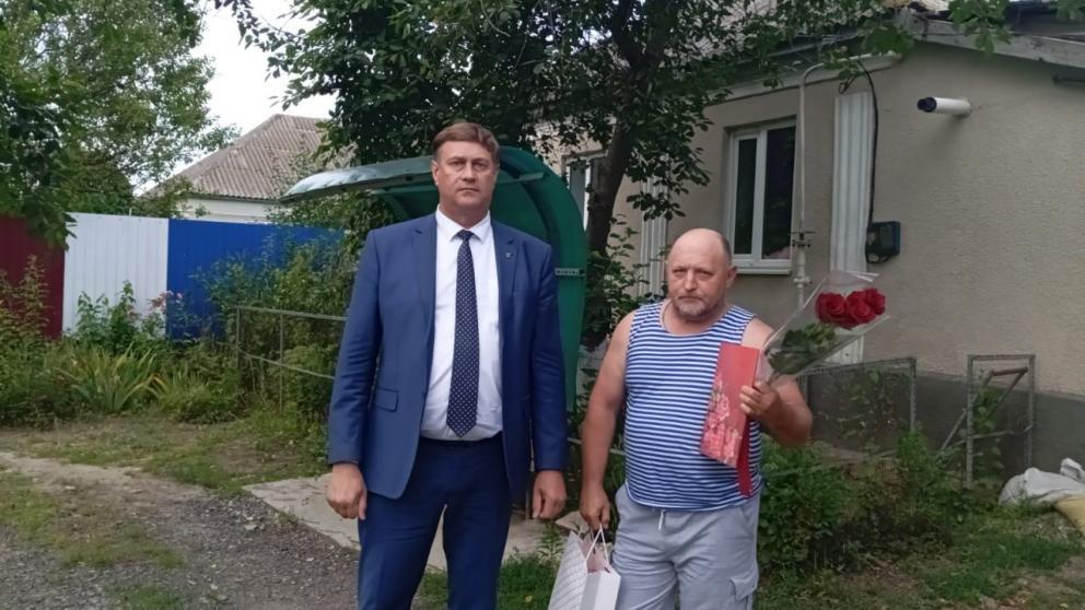 Глава Благодарненского округа поздравил с днём рождения отца погибшего бойца СВО