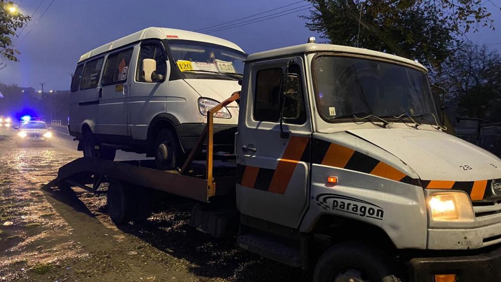 В Невинномысске автоинспекторы сняли с рейса неисправную маршрутку